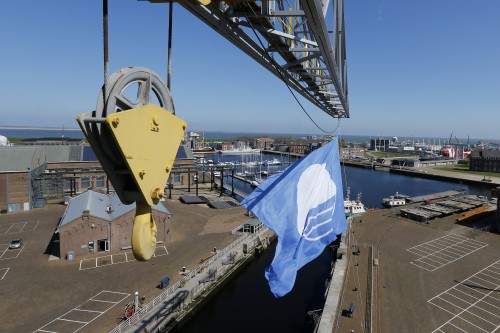 De grootste Blauwe Vlag werd gehesen als openingsceremonie Blauwe Vlag Campagne 2016